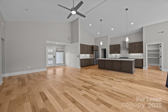 Building Photo - 1207 Lakedell Dr