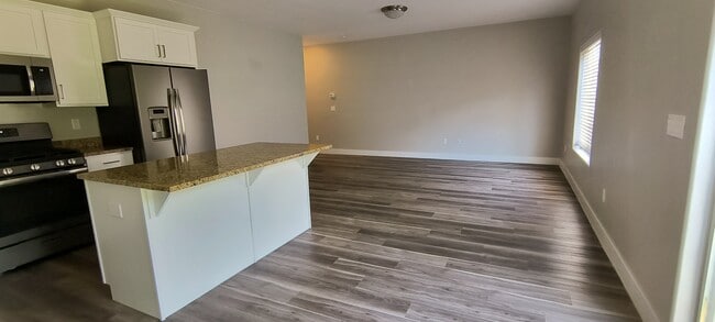 Building Photo - 1595 S Topaz Dr