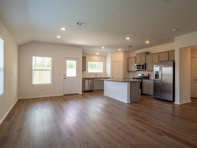 Building Photo - 702 Silver Springs Bend