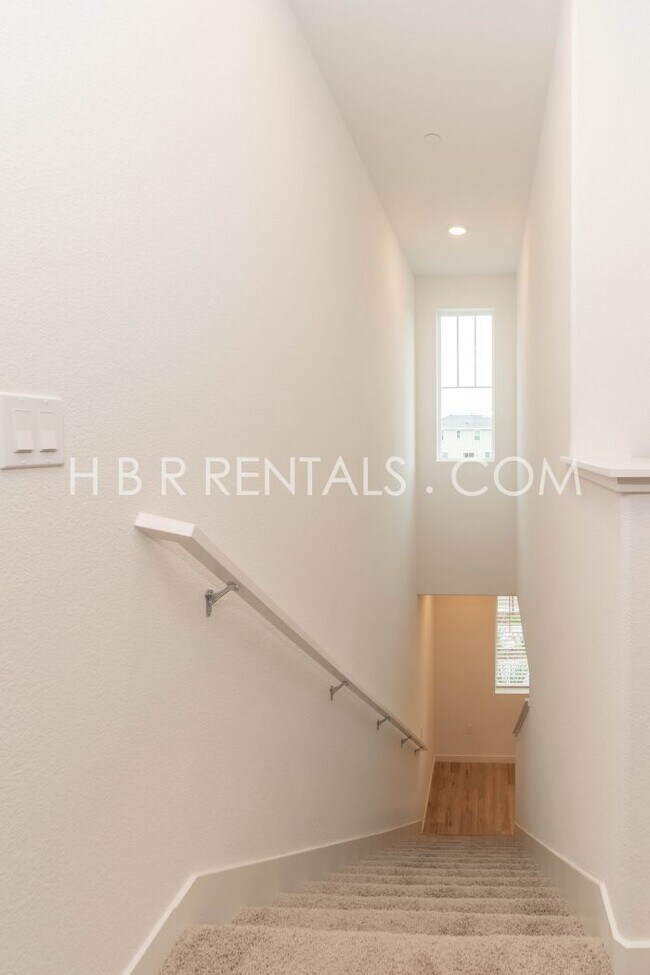 Building Photo - Charming 4-Bed, 3-Bath Home in Lathrop’s T...