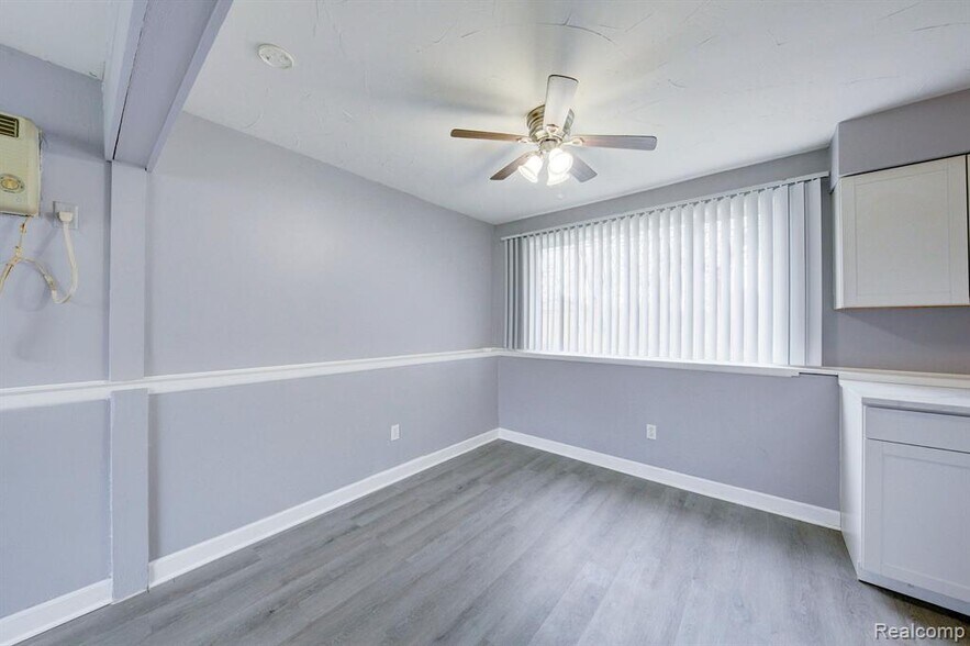 Lower unit - 217 Glenmoor St