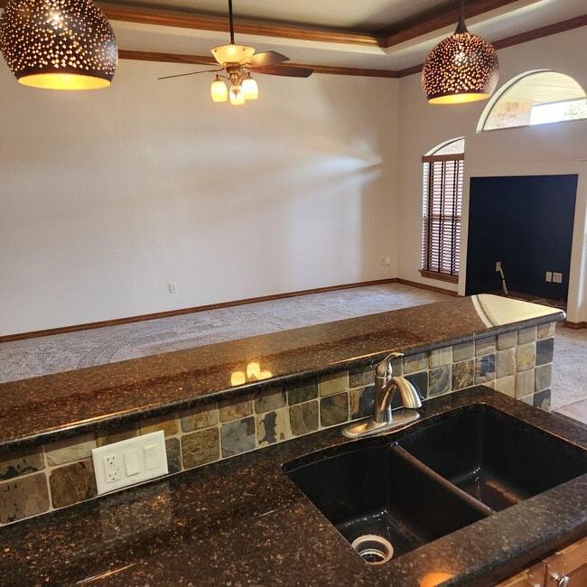 Building Photo - 3808 Kensington Dr