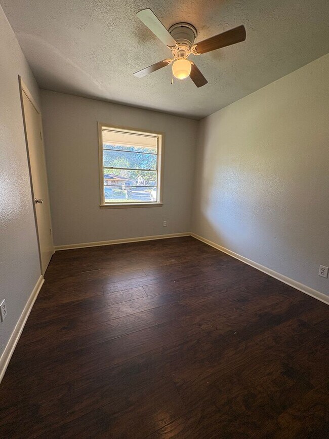 Building Photo - Gorgeous 3 bedroom/1 bath home with living room and den!