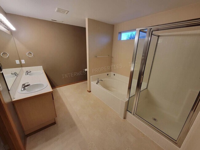 Building Photo - *1/2 OFF 1ST MONTH'S RENT* Large 3 Bed 2.5Ba Vancouver Beauty W/ Gas Fireplace, Dog Run, Fenced Y...