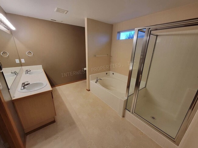 Building Photo - *1ST MONTH'S RENT FREE PROMO* Large 3 Bed 2.5Ba Vancouver Beauty W/ Gas Fireplace, Dog Run, Fence...