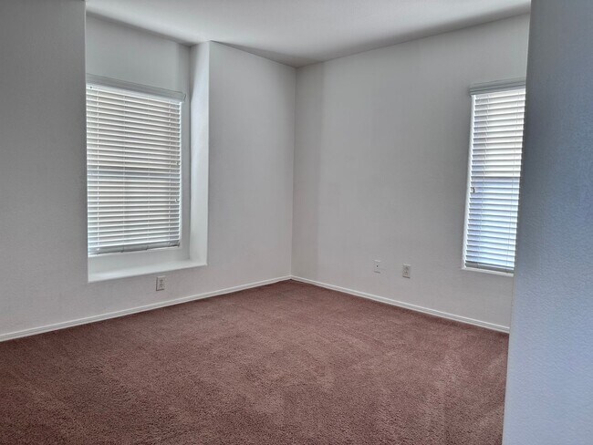 Building Photo - 4 bedroom and 3 full bathroom, 1 Bedroom a...