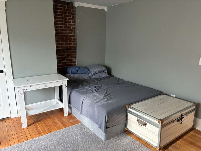 Building Photo - 4 Bed 1.5 Bath Off State Street Available June 1st!