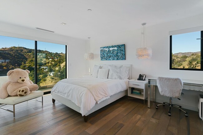 Building Photo - Prestigious Hollywood Hills Home for Rent