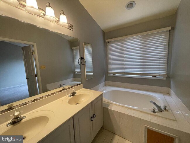 Building Photo - 10136 Treble Ct