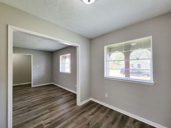 Building Photo - REMODELED 4 BEDROOM 2 BATH LEASE HOME IN H...