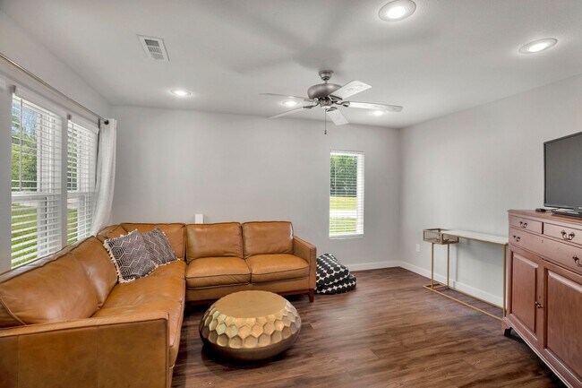 Building Photo - Fully Updated South Fay Home Near I-49! MU...