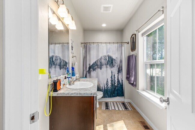 Building Photo - Beautiful & centrally located Whitefish Home