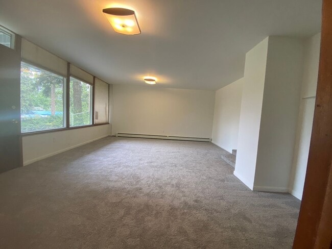 Building Photo - Stunning 3 bed, 2 bath home in historic Ro...