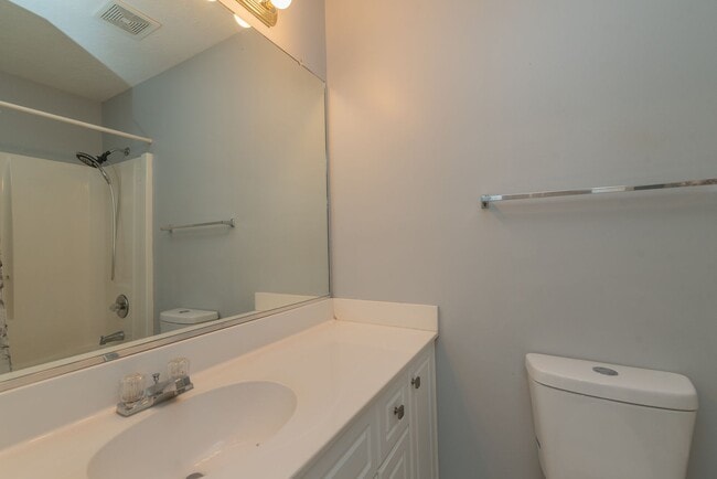 Building Photo - $1750 - Updated 3 bed/3 bath house conveni...