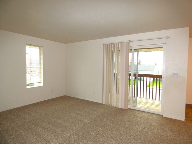 Building Photo - Rent Special: FREE June's Rent - 2 Bedroom 1 Bath Unit NE Salem!