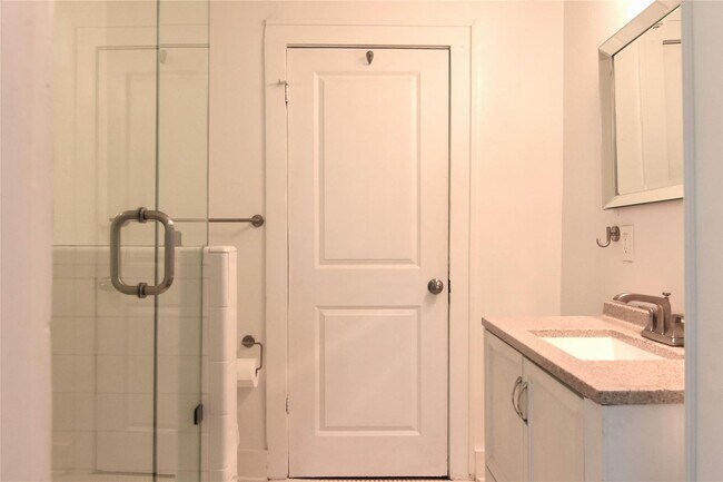 Building Photo - Darling 2 bedroom 1 bath brick cottage Tudor.