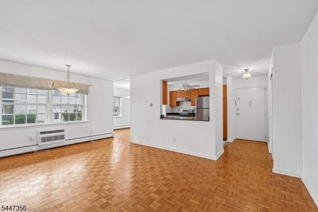 Building Photo - 135 S Maple Ave