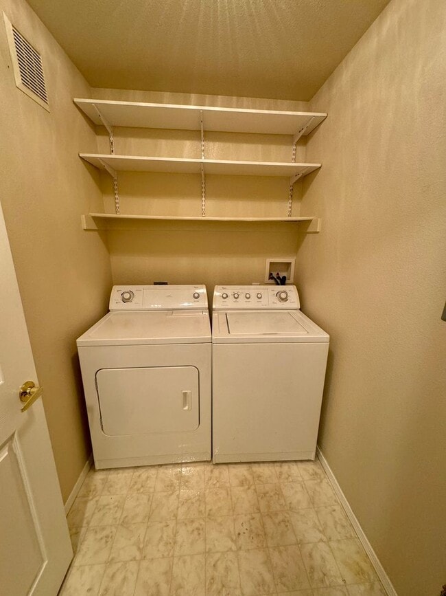 Building Photo - Gated West Side 2 bedroom/2 bath condo