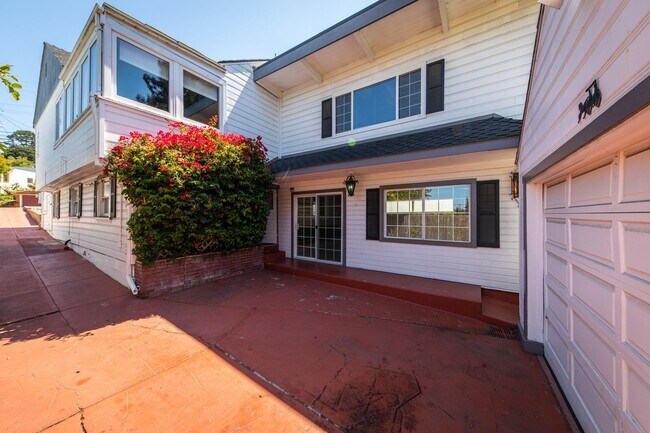 Building Photo - Coming Soon! Lovely Redwood Heights Home w...