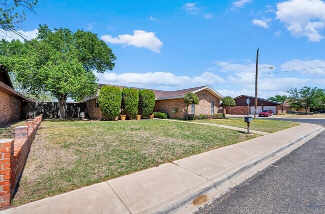 Building Photo - 1800 W 23rd St