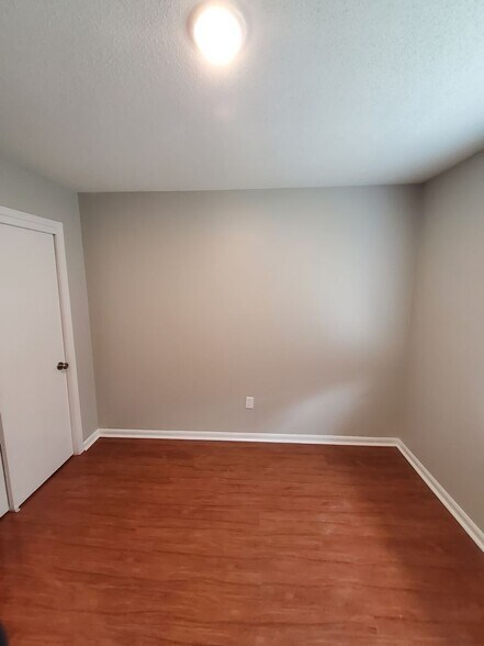 Building Photo - Welcome to this charming 3 bedroom, 1 bath...