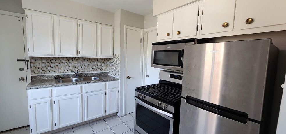 Building Photo - 6163 N Leavitt St