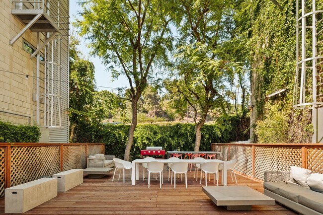 Building Photo - 3450 Cahuenga Blvd W