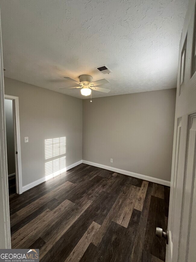 Building Photo - 2220 Mahan Dr