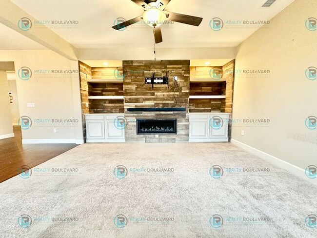 Building Photo - 1/2 Month Free! Spacious 4-Bedroom Gem in ...