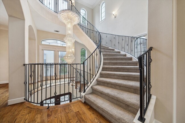 Building Photo - 607 Oakley St