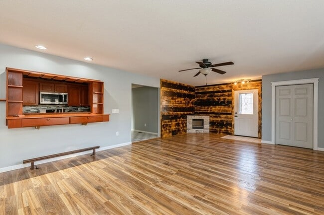 Building Photo - CHARMING RANCH!! 3 Bedroom, 2 Bath Home in Windsor Heights