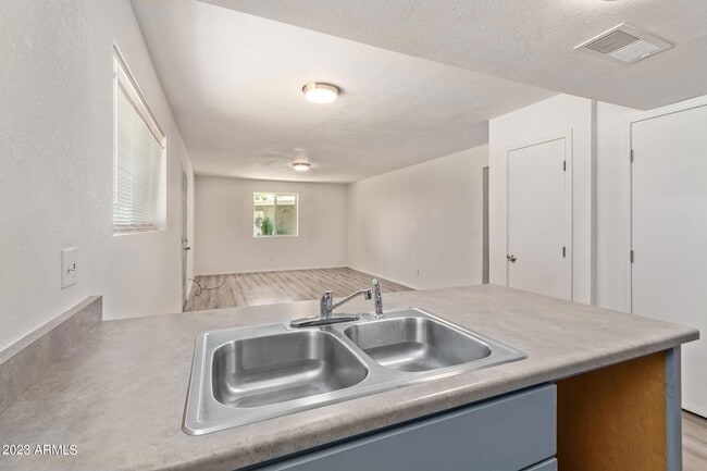 Building Photo - 2633 W Ocotillo Rd