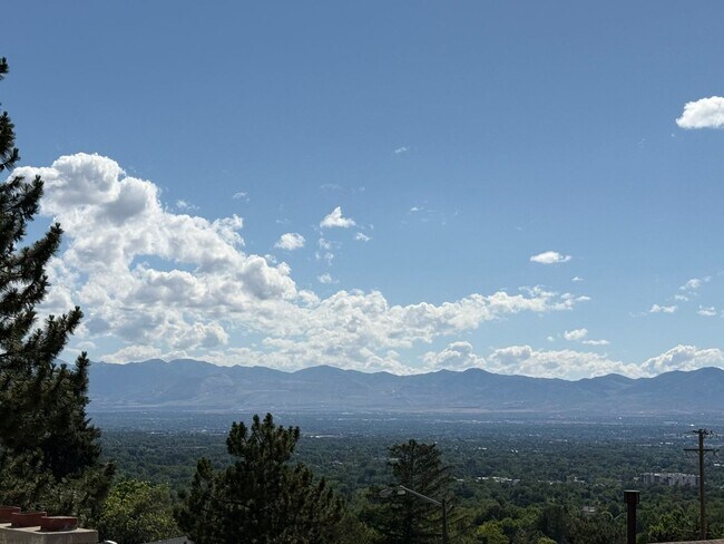 Building Photo - Open House June 20th | 3 Bedroom Townhome in Holladay