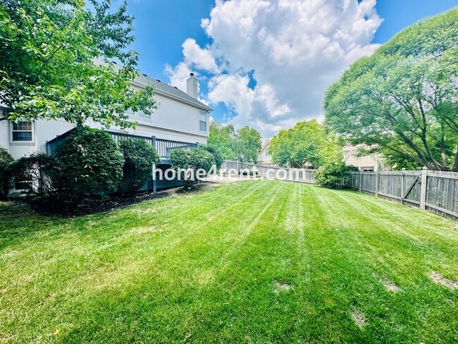 Building Photo - Beautiful, Spacious Home w/ Open Floor Pla...