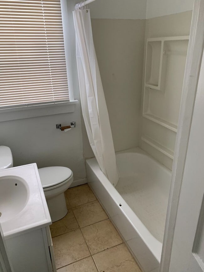 Building Photo - One bedroom house, newer flooring $650 per...