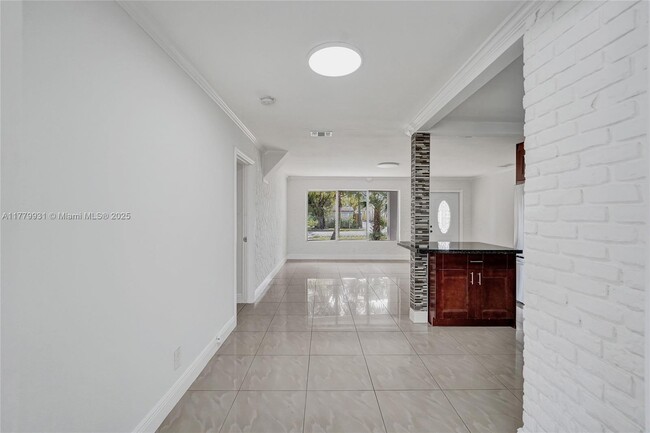 Building Photo - 924 N 30th Rd