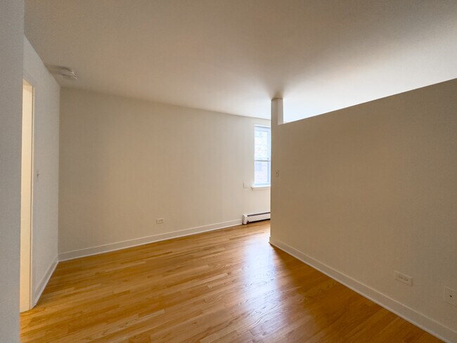 Building Photo - 630 W Wrightwood Ave