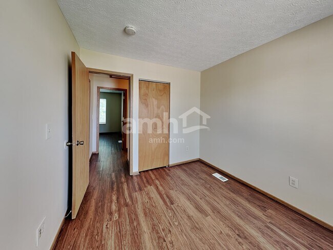 Building Photo - 212 Charing Cross St