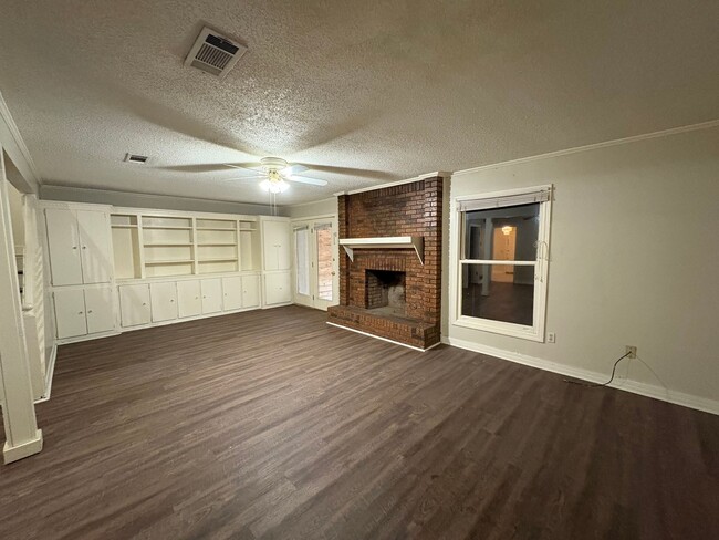 Building Photo - 3 Bed/2.5 Bath in Brookwood Subdivision