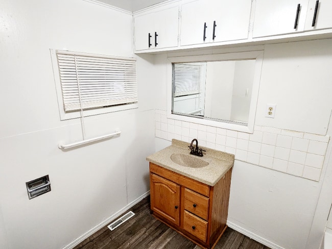 Building Photo - 612 6th St SW