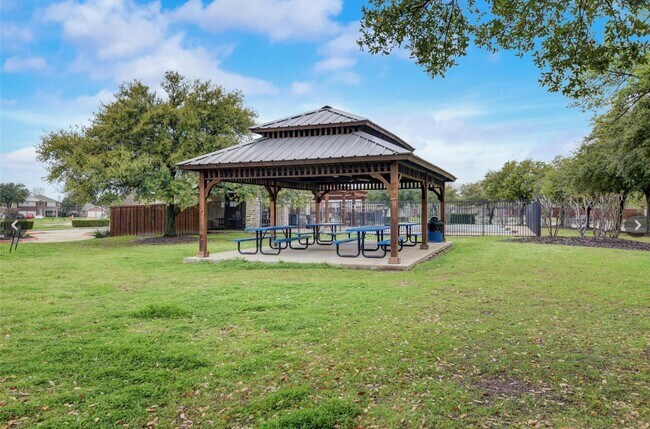 Building Photo - 2807 Lakefield Dr