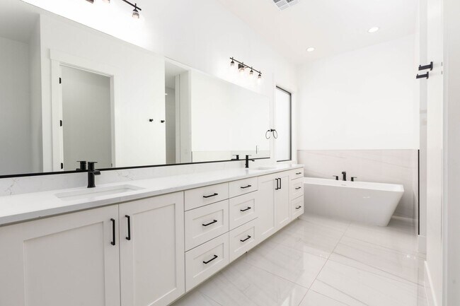 Building Photo - Beautiful 5 Bed 3.5 bath near Sunrise Valley Park In Washington.