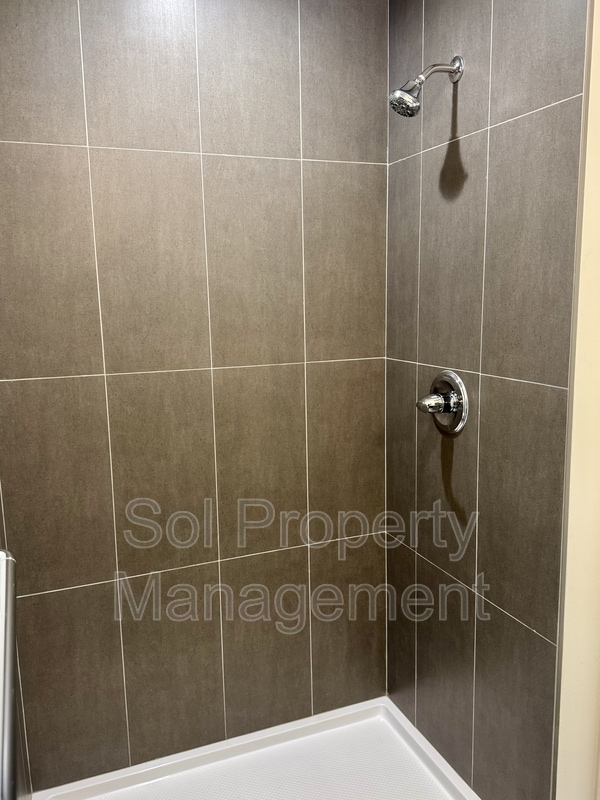 Building Photo - 1053 W Hamilton Ave