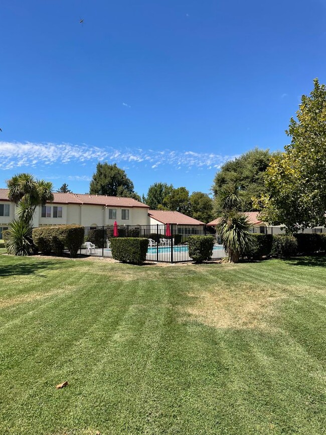 Building Photo - Gorgeous Completely Remodeled Single Story 2bed/2 bath Condo in Davis