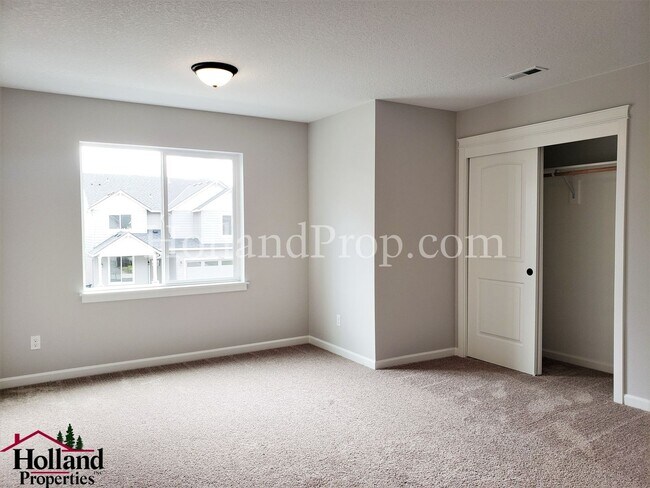 Building Photo - Spacious & Stylish 4-Bedroom Home with Mod...
