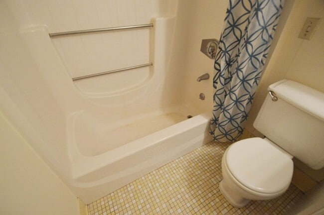 Building Photo - Holden: 2 Bed 1 Bath, Heat & Hot Water Inc...