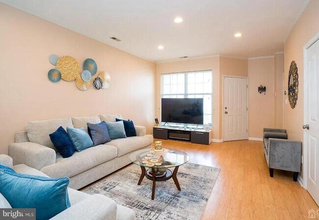 Building Photo - 704 Dahlia Cir
