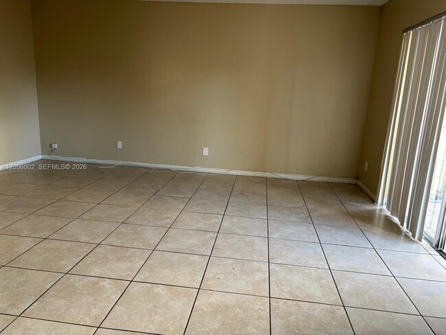 Building Photo - 6541 SW 41st Ct