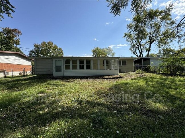 Building Photo - 1945 Thunderbird Ave