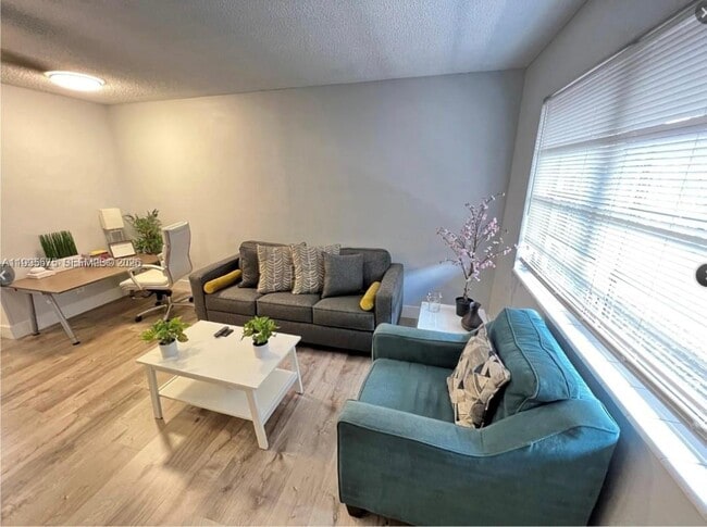 Building Photo - 1412 NE 17th Ct